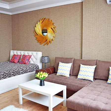 Sunny Apartment With Mountain View Bisjkek Buitenkant foto